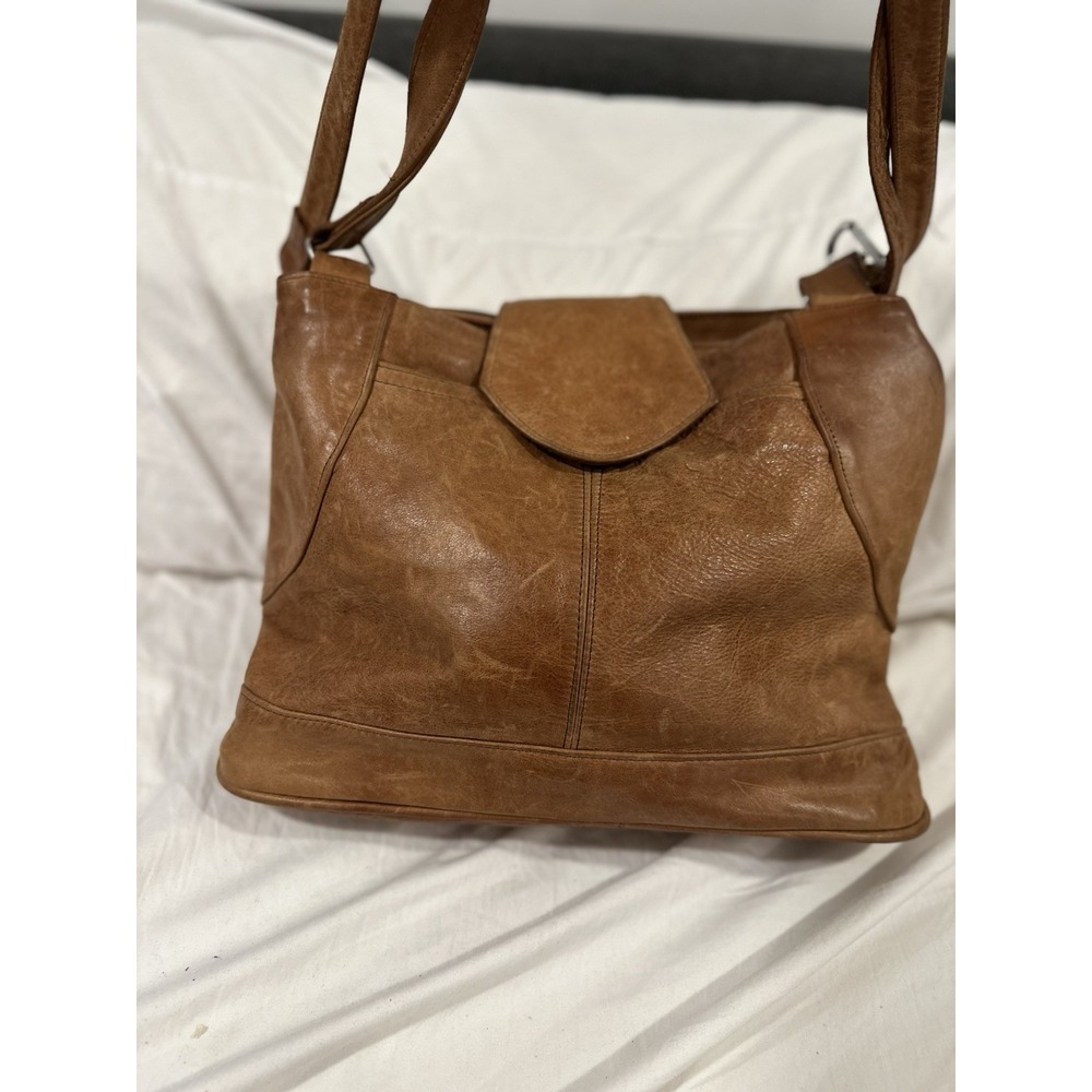 Vintage Y2K Medium Sized Brown leather Zip Top Flap Closure shoulder bag